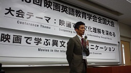 ATEM全国大会2012にて。挨拶中の角山会長 写真